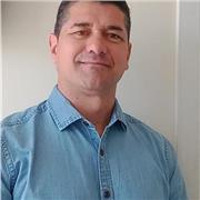 Profesor general básica, Magíster. Con experiencia en contextos de encierro, educación básica y educación de adultos